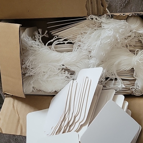 Box of Paper Tags - Picture 7 of 7